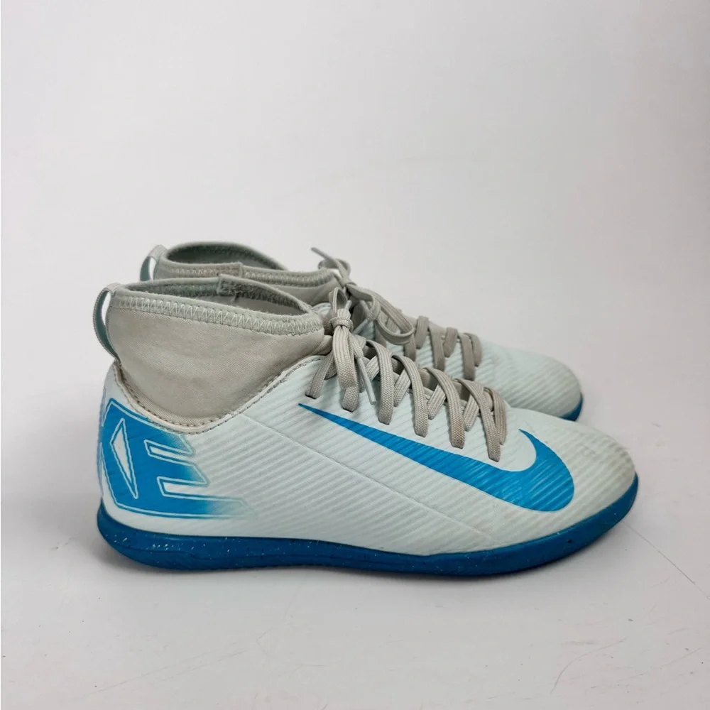 Nike Youth Mercurial Superfly 10 Club Indoor Shoes in Glacier Blue size 2Y